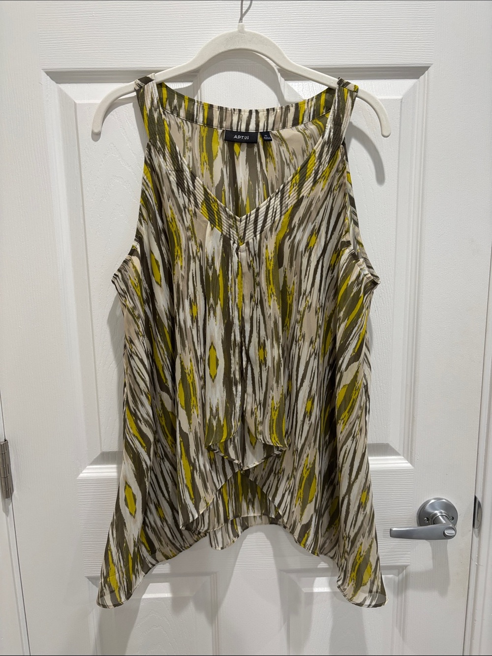 Apt. 9 Flowy Sleeveless Top with Shark Bite hem EUC Size XL Lightweight